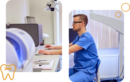 Visão lateral de um homem da área da saúde, com uniforme azul, digitando em um computador